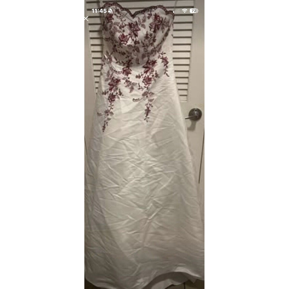 Wedding Dress Embroidered floral w/Train Size 6 David Bridal Flaws